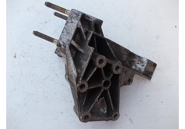 Кронштейн двигуна Peugeot 605, Citroen XM, 2.0 B, 960095198 *